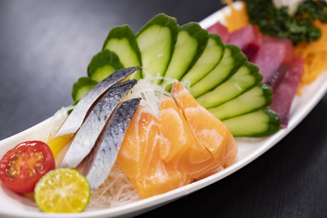 मछली और सब्जियां लो-कार्ब कीटो डाइट के स्वस्थ हिस्से हैं
