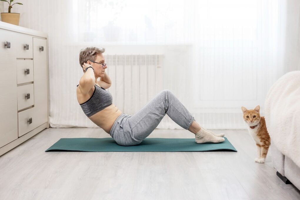 पेट की मांसपेशियों को बाहर निकालने के लिए ट्विस्टिंग व्यायाम करें