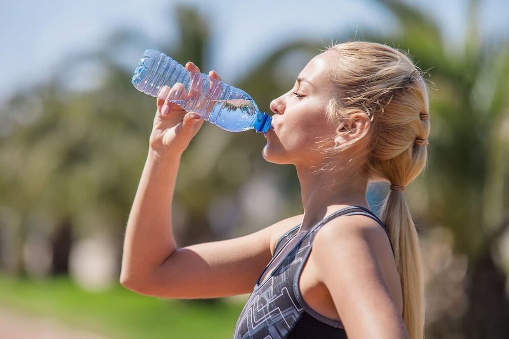 मोटापे से लड़ने के लिए पर्याप्त पानी पीना